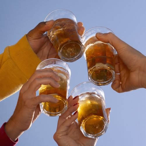gente-disfrutando-de-una-bebida-de-guarana-al-aire-libre