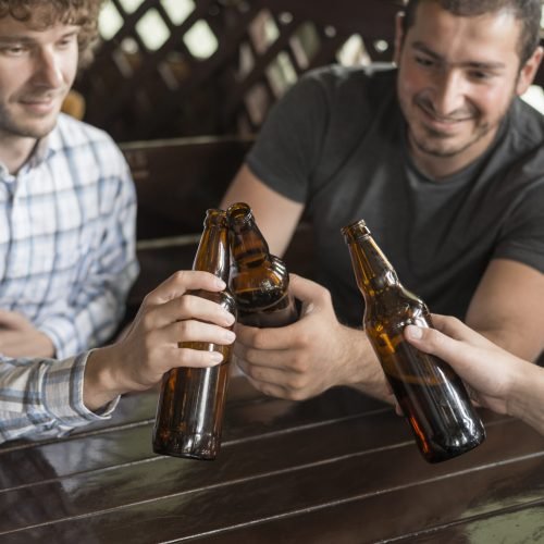 hombres-tintinean-botellas-con-un-amigo-anonimo