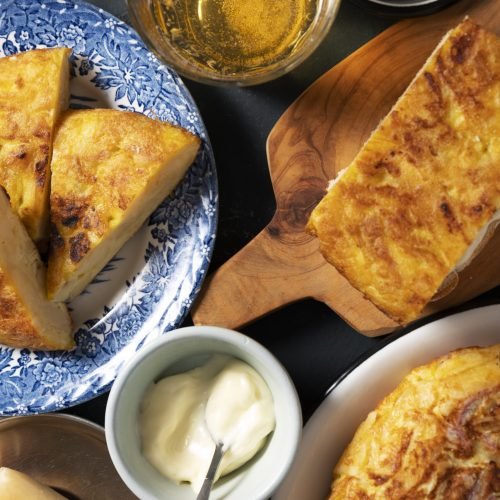 vista-superior-deliciosa-tortilla-espanola-bodegon